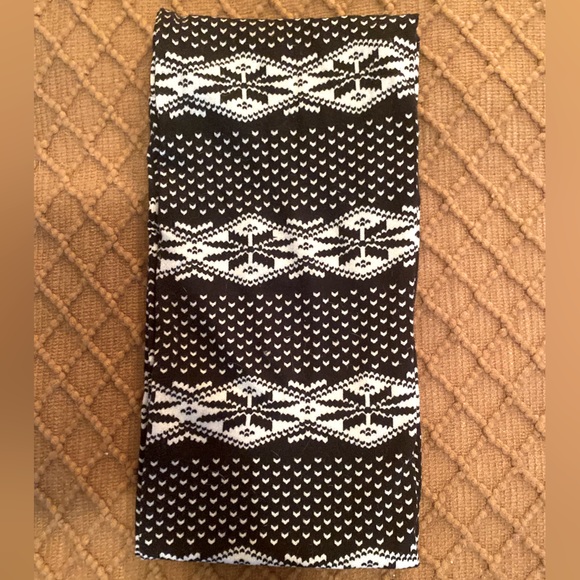 Cozy Winter Patterned Infinity Scarf Black and White - Picture 2 of 2